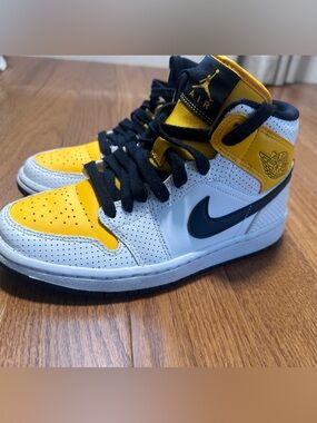 Nike Air Jordan Mid 1 Women’s Sneakers